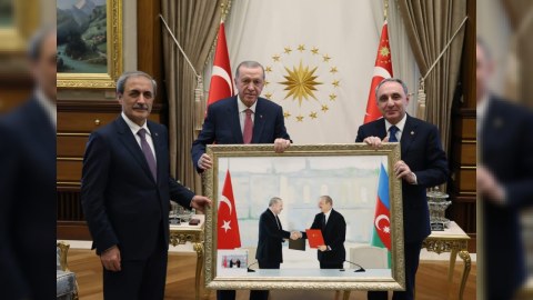 Kamran Əliyev Ərdoğana tarixi rəsm əsəri təqdim etdi