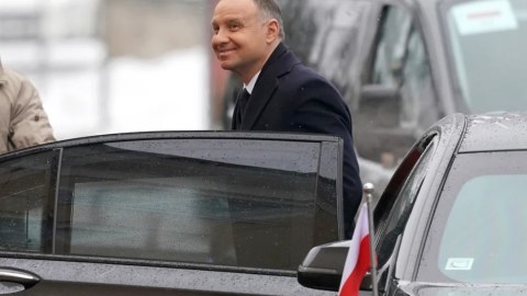 Polşa Prezidentinin maşınından izləmə cihazı çıxdı