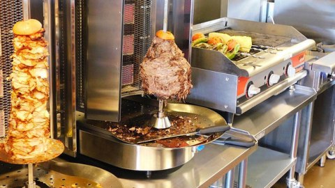 Dönərdən zəhərlənən şagirdlərdən 2-si evə buraxıldı - 21-nin müalicəsi davam edir