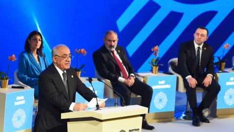 Əli Əsədov Tbilisidə Paşinyana cavab verdi