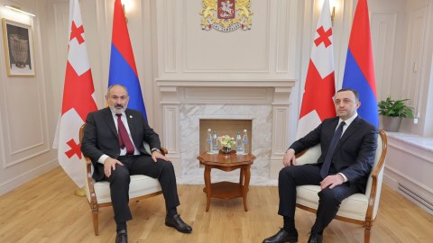 Qaribaşvili Paşinyanla regionu müzakirə etdi 