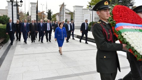 Sahibə Qafarova Ulu Öndərin abidəsini ziyarət etdi 