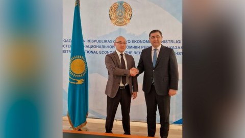 Səfirimiz Qazaxıstanın iqtisadiyyat naziri ilə görüşdü