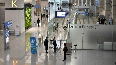 Səfərbərlikdən yayınan 3 rusiyalı 1 ildən çoxdur ki, aeroportda yaşayır