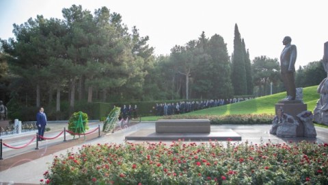 Kənd Təsərrüfatı Nazirliyinin kollektivi Fəxri və Şəhidlər Xiyabanını ziyarət edib - FOTOLAR