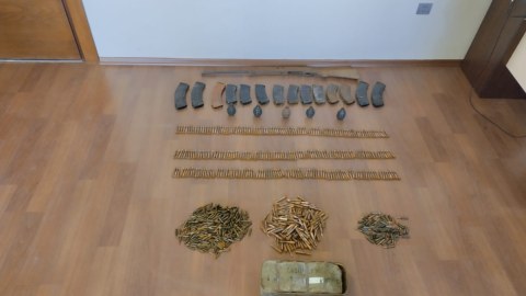 Naftalanda xeyli silah-sursat könüllü polisə verildi
