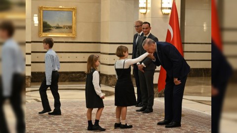 Ərdoğan kiçik qonaqlarını belə qarşılaşdı - FOTO