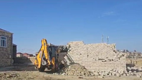 Abşeronda qanunsuz tikililər söküldü - VİDEO