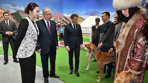 Tokayev Makronu “Etnoaul”da gəzdirib - FOTO