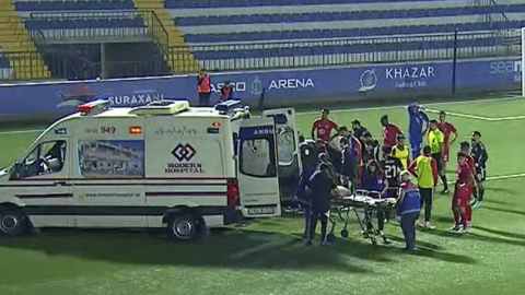 Oyun zamanı qorxulu anlar: Tanınmış futbolçu huşunu itirdi - VİDEO