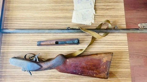 Bakı sakini ölən atasının tüfəngini polisə təhvil verdi - FOTO
