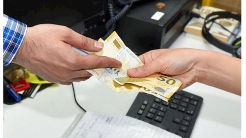 Sosial yardım düzəltmək adı ilə vətəndaşları aldadan şəxs TUTULDU