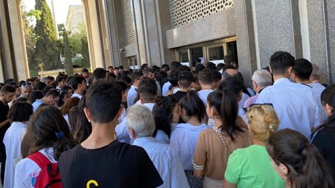 Metroya sərnişinlərin növbə ilə buraxılmasının SƏBƏBİ