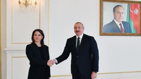 Prezident alman nazirlə sülhdən danışdı