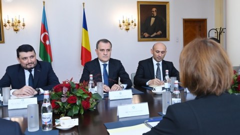 Ceyhun Bayramov rumıniyalı həmkarı ilə regional məsələləri müzakirə etdi