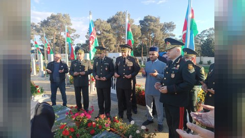 Müdafiə Nazirliyinin zabitləri İkinci Şəhidlər xiyabanında - FOTO