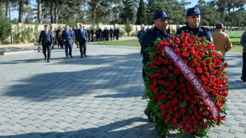 Nazirliyin kollektivi II Fəxri xiyabanı ziyarət etdi - FOTO