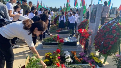 Zəfər Günü İkinci Şəhidlər xiyabanı ziyarət olunur