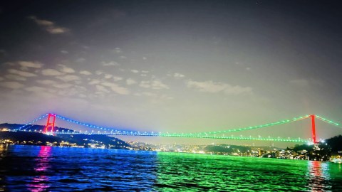 İstanbul körpüsü bayrağımızın rəngində