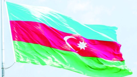 Bir kərə yüksələn bayraq...