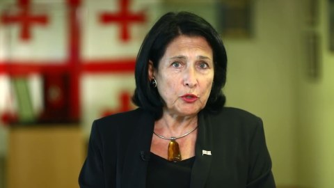 Gürcü prezident yeni konstitusiya pozuntusunda İTTİHAM OLUNDU