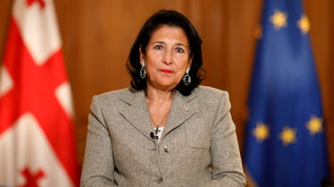 Zurabişvili icazəsiz Fransaya getdi