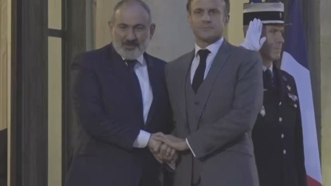 Paşinyan Makronla görüşdü