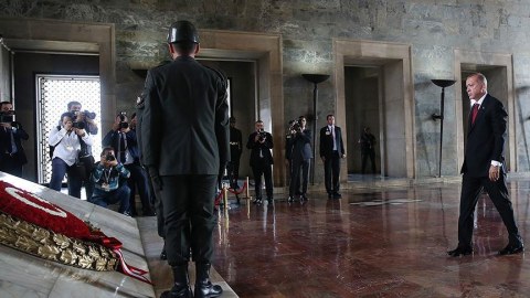 Ərdoğan Atatürkün məzarı başında: Əziz Atatürk...