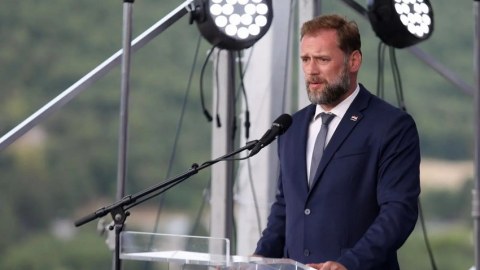 Müdafiə naziri yol qəzasında ağır yaralandı