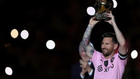Messi “Qızıl top”u azarkeşlərə təqdim etdi - VİDEO