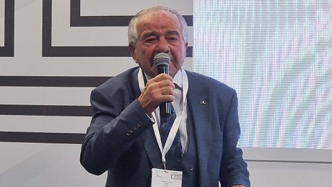 Gənc yazıçılar başının 