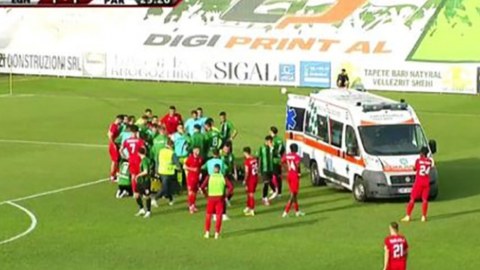 Futbolçu oyun zamanı öldü