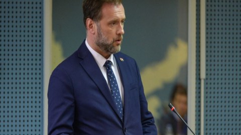 Qəza törətdiyinə görə nazir işdən çıxarıldı 