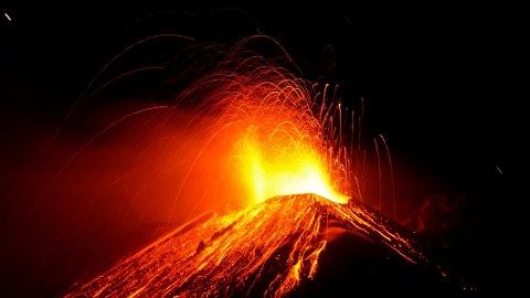 Etna vulkanı püskürdü