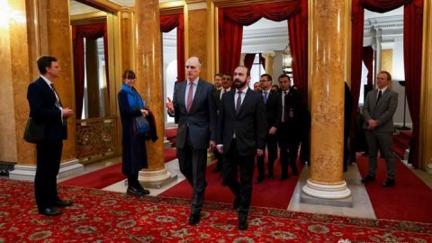 Mirzoyan britaniyalı nazirlə Qafqazı müzakirə etdi 