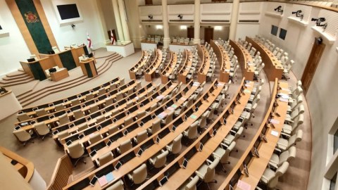 Deputatların maaşı ARTIRILIR