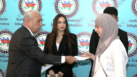 AHİK-də tələbələrə adlı təqaüdlər təqdim edildi - FOTOLAR