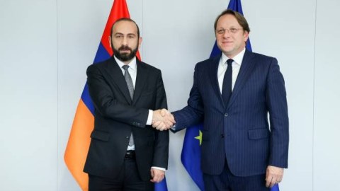Mirzoyan avrokomissarla Azərbaycandan DANIŞDI