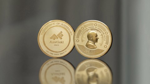 “AzerGold”da Heydər Əliyevin 100 illiyinə həsr olunmuş qızıl sikkənin təqdimatı olub