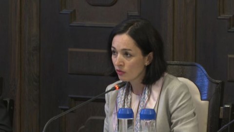 Ermənistanda da müəllimlər attestasiyadan keçir - Nazir vədlər verdi