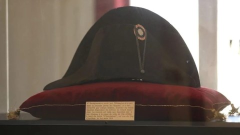 Napoleonun papağı hərraca çıxarıldı - FOTOLAR