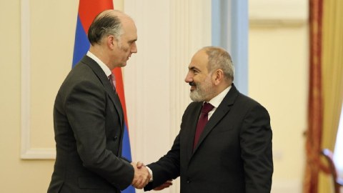Paşinyan ingilis nazirlə görüşdü
