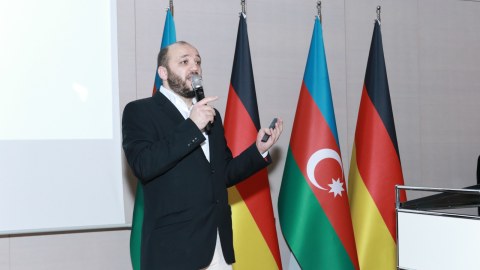 Süni ürək aparatı kəşf edən həkim - Fəaliyyətimi Azərbaycanda davam etdirmək fikrindəyəm