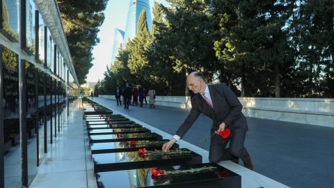 Britaniyanın dövlət naziri Şəhidlər xiyabanında - FOTO