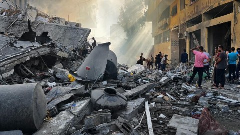 Qəzzada məktəb vuruldu - 30 nəfər öldü