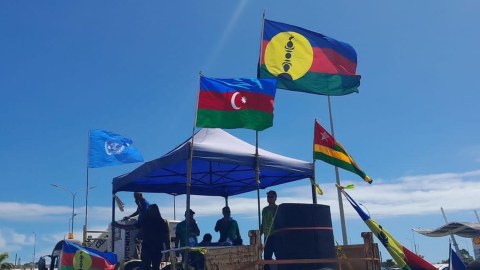 Yeni Kaledoniyada Fransaya qarşı etiraz - Azərbaycan bayrağı qaldırıldı