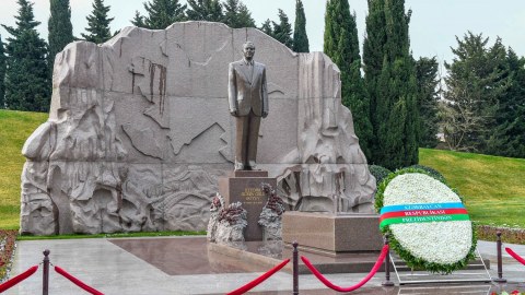 Viktor Orban Heydər Əliyevin məzarını ziyarət etdi