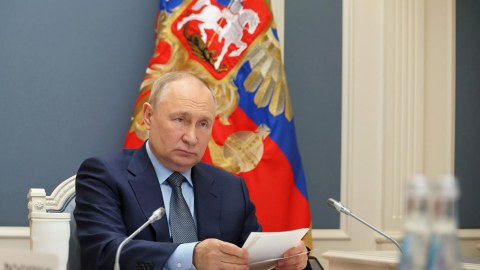 Putin Qərbi rus mədəniyyətini "ləğv etməkdə" ittiham edir