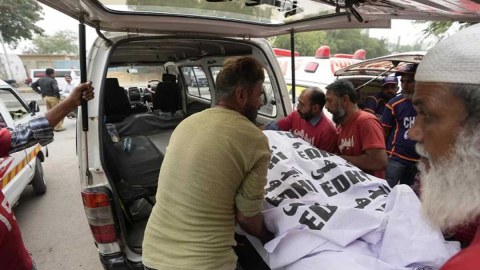 Pakistanda ticarət mərkəzində yanğın - 10 nəfər öldü