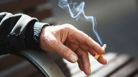 Siqaret kötüyünü yerə atan 10 nəfər CƏRİMƏLƏNDİ